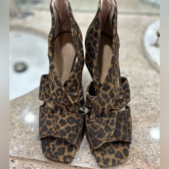 NWT Veronica Beard leopard print heels size 10 with Box and dustcover - Picture 2 of 14